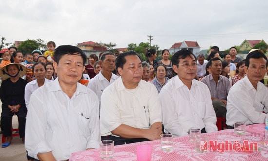 Đồng chí Nguyễn Văn Huy, Chủ tịch UBMT Tổ quốc tỉnh và Cụ linh mục Nguyễn Xuân Hoàng cùng các đại biểu tham dự Ngày hội Đại đoàn kết dân tộc ở xóm 11, xã Bảo Thành.