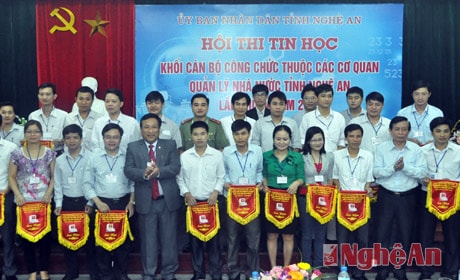 Trao cờ lưu niệm cho các đơn vị tham gia hội thi
