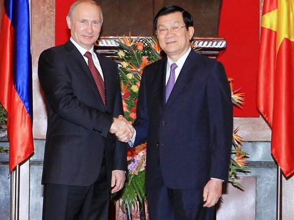 Chủ tịch nước Trương Tấn Sang đón Tổng thống Vladimir Putin trước hội đàm. (Ảnh: Nguyễn Khang/TTXVN)