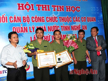 Trao giải nhất phần mềm sáng tạo cho đơn vị Công an tỉnh