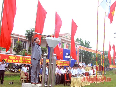 Đồng chí Lê Đức Trường - Bí thư Huyện uỷ, Chủ tịch HĐND huyện thắp lửa truyền thống