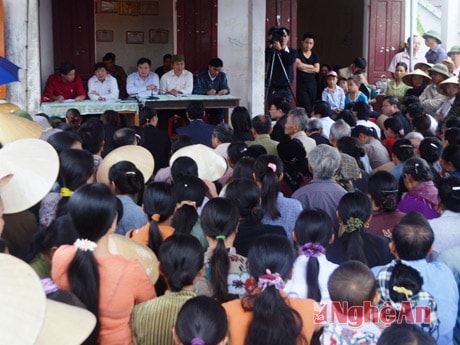 Lãnh đạo Sở Giáo dục - Đào tạo, UBND huyện Đô Lương đối thoại với người dân làng Văn Hà chiều 13/11. 