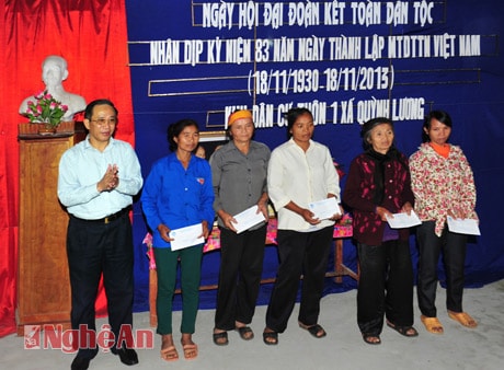 Trần Hồng Châu trao 5 suất quà cho các 5 hộ nghèo