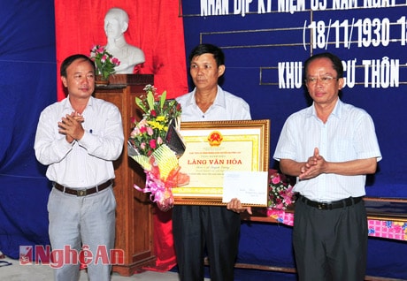 Đồng chí Nguyễn Văn Thắng - Bí thư Huyện ủy trao bằng chứng nhận Làng văn hóa cho thôn 1