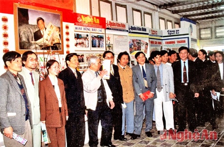 Nguyên TBT Phan Thúy Liên cùng các PV Báo Nghệ An tại Hội báo Xuân năm 1999.