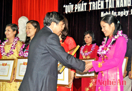 Ông Lê Văn Ngọ - Giám đốc Sở Giáo dục và Đào tạo trao thưởng cho các cá nhân đoạt giải
