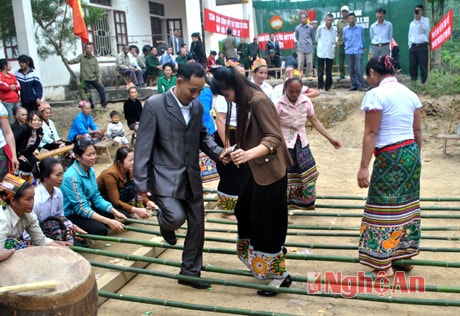 Nhảy sạp rất sôi động, có nhiều lứa tuổi tham gia. 