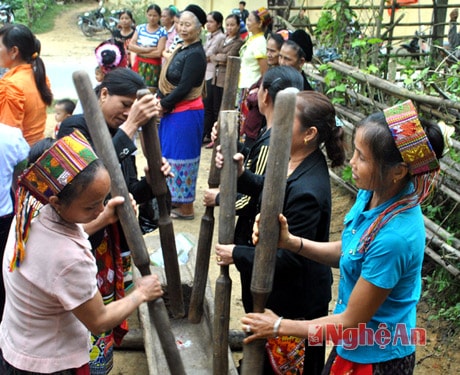 Nhiều trò chơi dân gian như Tặp Loòng, ném còn… khuấy đảo buổi lễ.