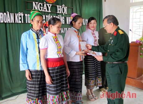 Đồng chí Đại tá Cao Lương, phó chính ủy Bộ CHQS tỉnh trao quà cho gia đình hoàn cảnh khó khăn bản Piềng Văn.