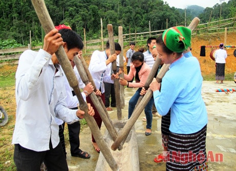 Người dân bản Piềng Văn tưng bừng với trò chơi dân gian nhảy sạp, khắc luống.