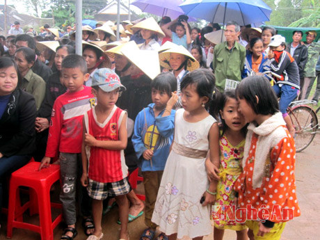 Những đứa trẻ làng Văn Hà hồn nhiên theo người lớn đến đối thoại mà không biết quyền được học tập của mình đã bị tước đoạt.