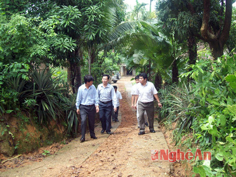 Đoàn công tác của huyện kiểm tra làm đường giao thông tại bản Khe Rạn, xã Bồng Khê.
