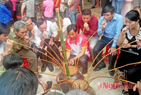 Bên ché rượu cần tại Ngày hội ĐĐK bản Lau, xã Thạch Giám (Tương Dương)