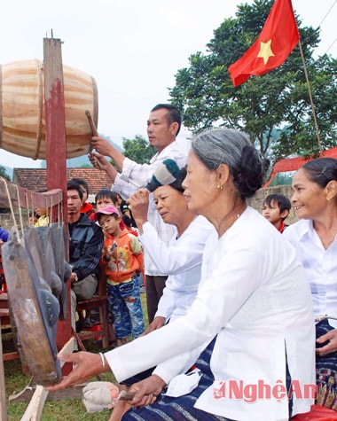 Vui cồng chiêng trong Ngày hội ĐĐK ở làng Mó (Văn Lợi - Quỳ Hợp). 