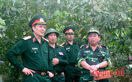 Trung tướng Nguyễn Hữu Cường - Tư lệnh Quân khu tới thăm, kiểm tra công tác diễn tập của Lữ đoàn