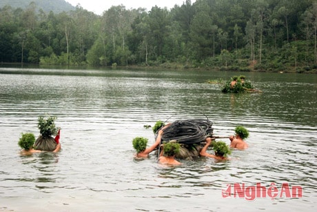 Phân đội TT triển khai cáp vượt sông