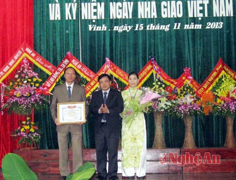 Phó Chủ tịch Huỳnh Thanh Điền trao Bằng khen Hội thi thiết bị dạy nghề toàn quốc năm 2013 cho Trường Trung cấp Nghề Kinh tế - Kinh tế - Tiểu thủ công nghiệp Nghệ An.