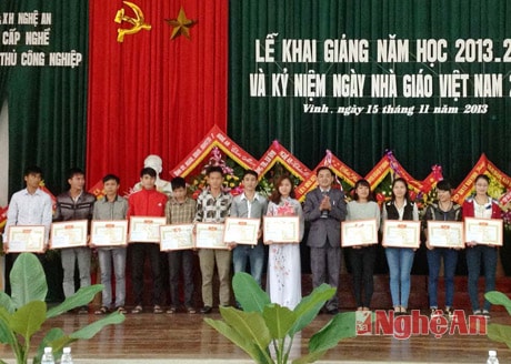 Trao Giấy khen cho các học sinh có nhiều thành tích trong học tập năm 2012 - 2013. 