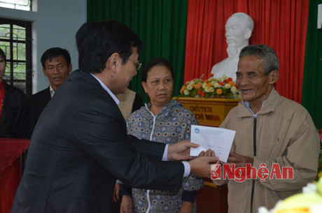 Đồng chí Nguyễn Văn Huy - Chủ tịch MTTQ tỉnh trao quà cho hộ nghèo