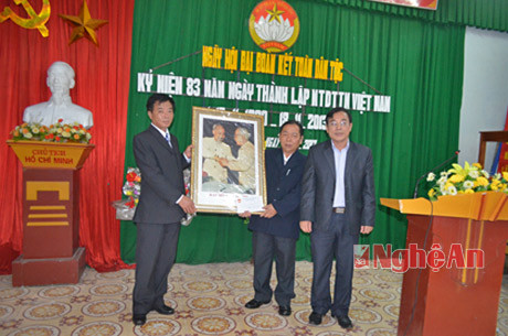 Đồng chí Nguyễn Văn Huy trao quà cho Ban cán sự Khối Hải Thanh