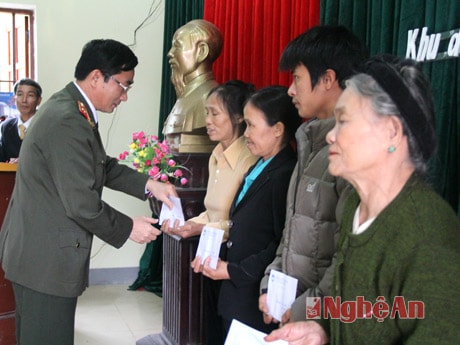 Thiếu tướng Nguyễn Xuân Lâm tặng quà cho các hộ nghèo.