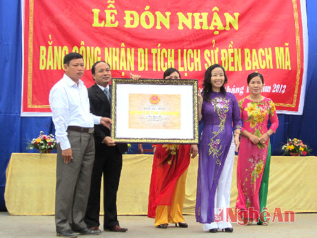 Bà Hoàng Thị Quỳnh Anh – PGĐ Sở VH-TT&DL trao bằng công nhận di tích VHLS đền Bạch Mã cho lãnh đạo UBND huyện Yên Thành và xã Liên Thành 