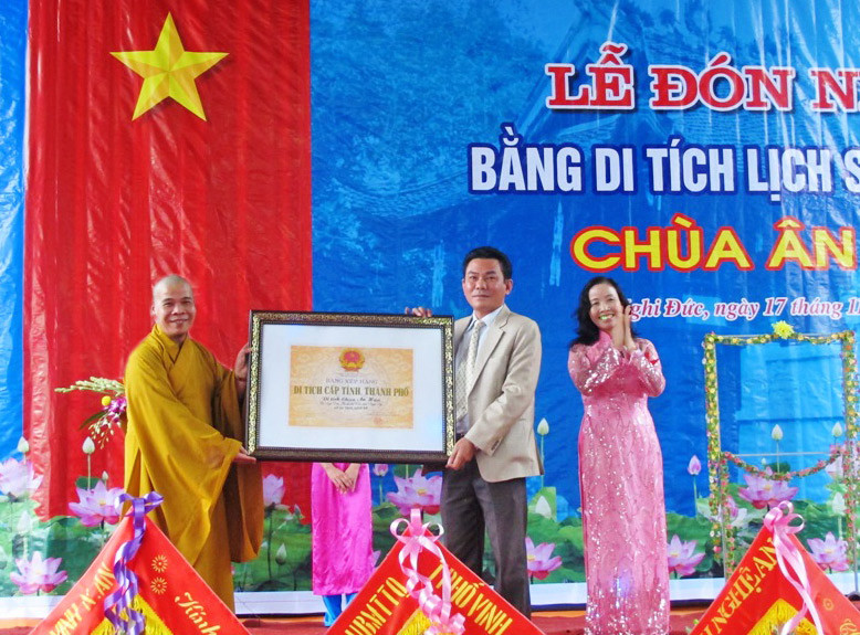 Bà Hoàng Thị Quỳnh Anh - Phó Giám đốc Sở VH-TT&DL trao Bằng công nhận Di tích lịch sử chùa Ân Hậu cho xã Nghi Đức, TP Vinh.