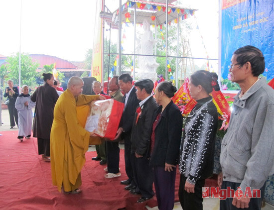 Thượng tọa Thích Minh Trí, trụ trì chùa Ân Hậu trao quà cho gia đình có hoàn cảnh khó khăn tại xã Nghi Đức