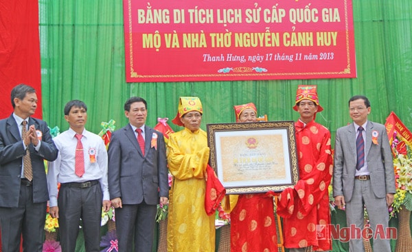 Bí thư Tỉnh ủy Hồ Đức Phớc trao Bằng Xếp hạng Di tích Quốc gia cho đại diện dòng họ Nguyễn Cảnh và UBND xã Thanh Hưng