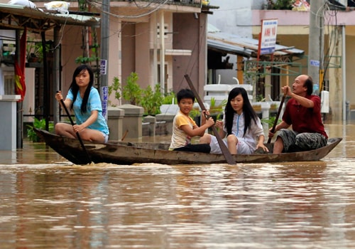 Mưa lũ đổ về bất ngờ, nhiêu nơi ở miền Trung bị cô lập, người dân phải dùng thuyền đi lại. Ảnh:Nguyễn Đông