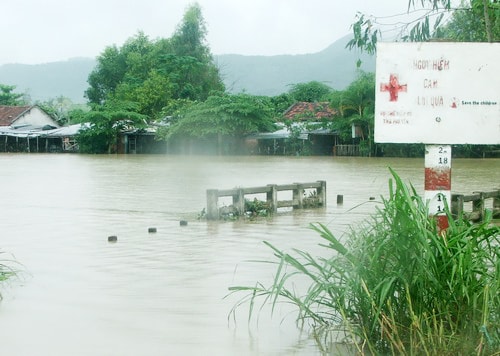 Cầu đường bộ La Hai bị chìm sâu trong nước lũ, giao thông ngưng trệ hoàn toàn. Ảnh: Chí Phan