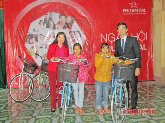 Prudential trao xe đạp cho học sinh hiếu học huyện Anh Sơn