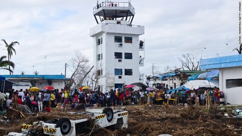 Dòng người đứng chờ giữa đống đổ nát ở sân bay Tacloban để di tản đến đảo Cebu lân cận.