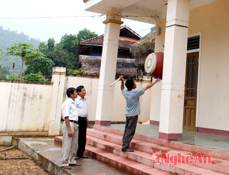 Trưởng bản Pa Tý Vi Văn Dậu đánh trống họp dân bản.