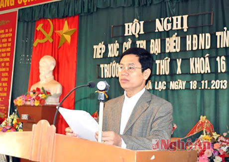 Đồng chí Nguyễn Xuân Sơn báo cáo với cử tri Nghĩa Lạc 