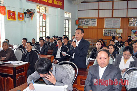 Ông Lê Hữu Chi, cử tri xóm Lác kiến nghị tại buổi tiếp xúc cử tri