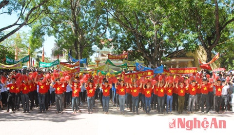 Học sinh Trường THPT Phan Đăng Lưu cổ vũ cho thí sinh của trường  tại chung kết cuộc thi Đường lên đỉnh Olympia 2013.    Ảnh: Hồ Các