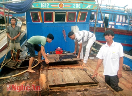 Chủ tàu Lê Văn Xuân (ngoài cùng bên phải) cùng các thuyền viên  trên con tàu của mình.