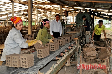 Sản xuất gạch tại hộ ông Lê Tiến Đàm ở Thị trấn Nghĩa Đàn.