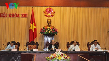Các đại biểu trong một phiên thảo luận tại tổ về Dự thảo sửa đổi Hiến pháp 1992