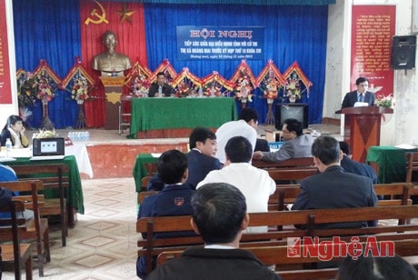 Đồng chí Huỳnh Thanh Điền, báo cáo cử tri tại điểm tiếp xúc xã Q.Vinh.