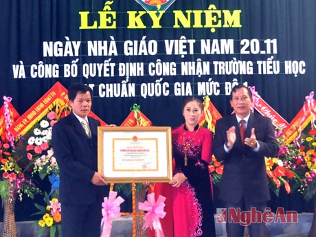 Đồng chí Nguyễn Trung Châu trao Quyết định trường chuẩn quốc gia mức độ 1 cho nhà trường.