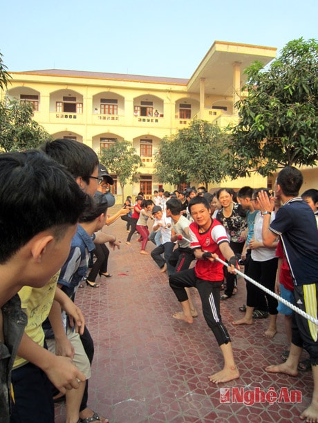 Đưa trò chơi dân gian vào sinh hoạt ngoại khóa của nhà trường.