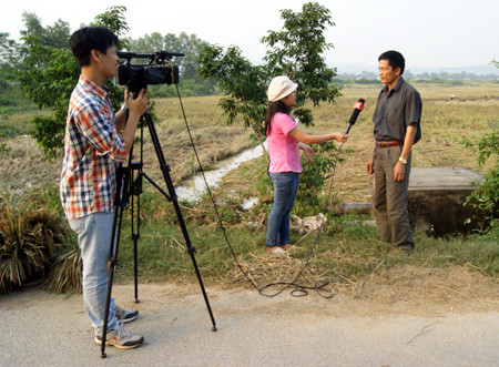 Phóng viên Trung tâm Truyền hình của Báo điện tử Đảng Cộng sản Việt Nam   đang tác nghiệp (Ảnh: Trần Quỳnh)