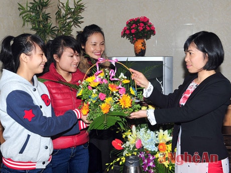 Phụ huynh, học sinh Trường THPT Huỳnh Thúc Kháng tặng hoa chúc mừng cô giáo nhân ngày 20/11.  Ảnh: Sỹ Minh
