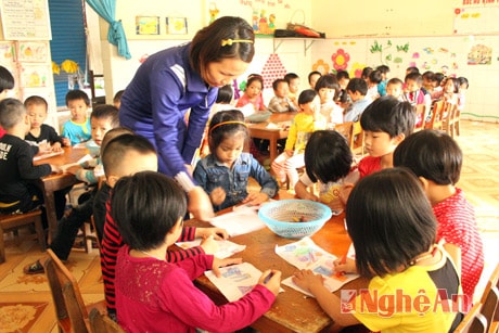 Giờ tập vẽ của cô và trò Trường Mầm non Quỳnh Thiện - TX Hoàng Mai. 