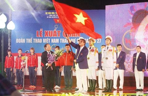 Bộ trưởng Bộ VH-TT&DL Hoàng Tuấn Anh trao nhiệm vụ cho Trưởng đoàn Lâm Quang Thành  và chúc Đoàn thể thao Việt Nam thi đấu thành công tại SEA Games 27