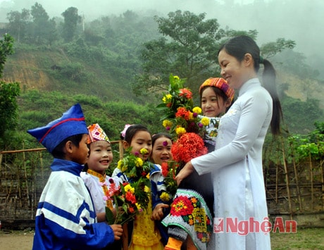 Học sinh Trường THCS Tam Quang 2 (Tương Dương) chúc mừng cô giáo ngày 20/11. Ảnh Hồ Phương.