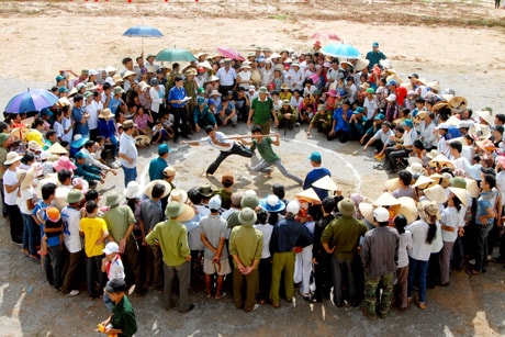 Thi đẩy gậy tại Đại hội thể thao xã Lý Thành (Yên Thành) Ảnh: Hồ Các