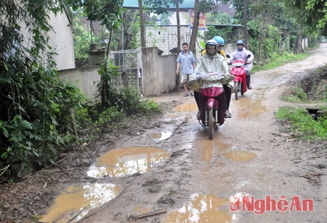 Đường vào Bệnh viện Đa khoa khu vực Tây Nam (Con Cuông) xuống cấp nghiêm trọng.